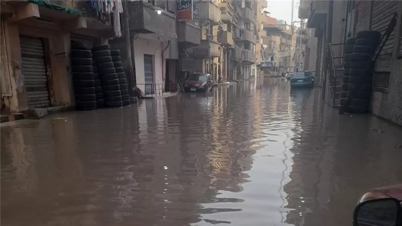 «الطرق غرقانة».. انفجار خط مياه رئيسي أمام شارع الأتوبيس الجديد بالمنصورة