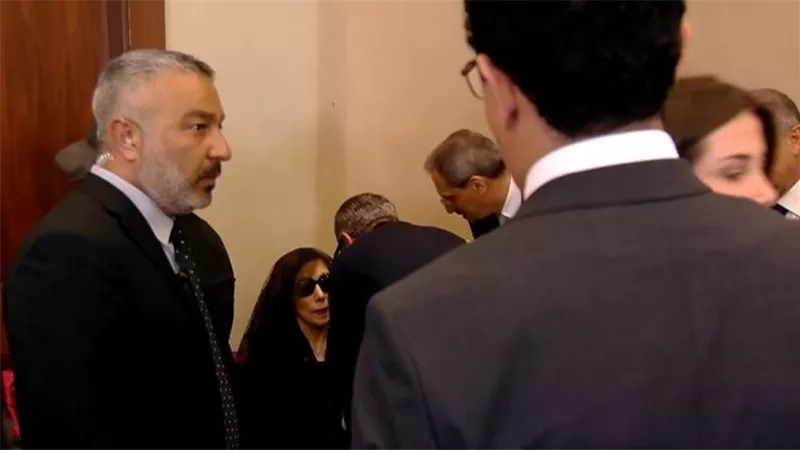 فيروز تفتح قلبها لمصر أثناء وداع نجلها.. والسفير المصري يحضر واجب العزاء