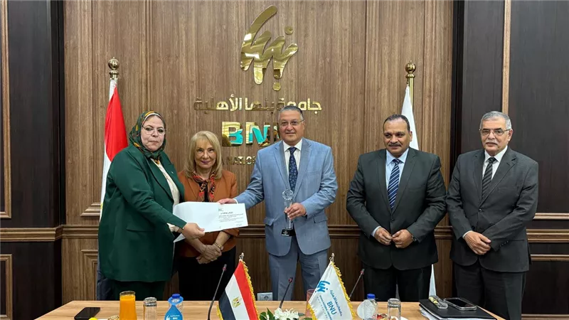 رئيس مجلس أمناء جامعة بنها الأهلية يكرم مديري البرامج وأمين عام الجامعة السابق