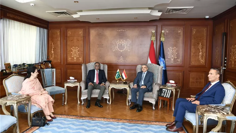 أسامة ربيع يلتقي رئيس هيئة الأركان المشتركة الباكستانية لبحث سبل التعاون