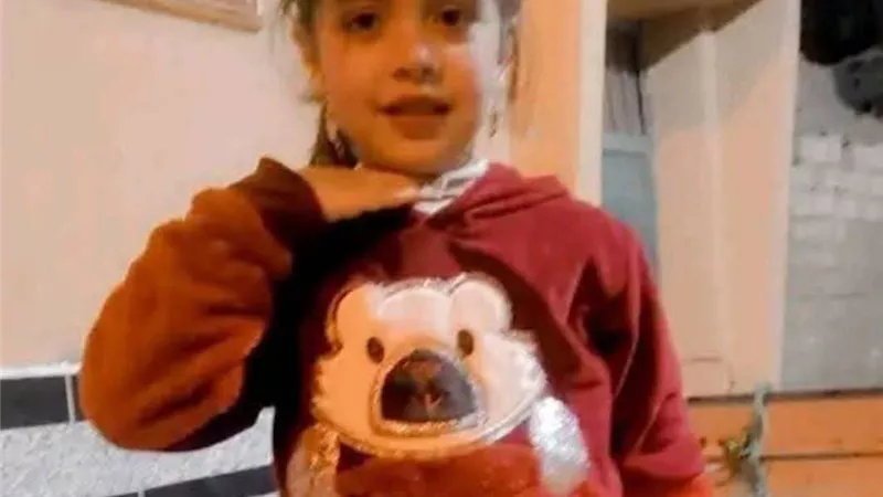 من أجل سرقة قرط ذهبي.. قتلت نجلة جارتها و ألقت جثتها بالمصرف 