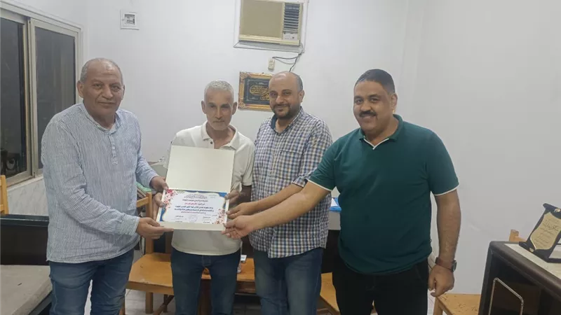 نادي الشجرة يكرّم أحد عامليه لأمانته بعد عثوره على حقيبة هواتف ثمينة