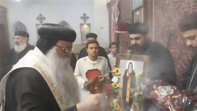 مطران دشنا يؤدى صلوات رفع بخور عشية بكنيسة الشهيد العظيم أبو سيفين