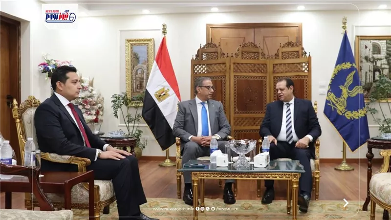 محافظ الفيوم ونائبة يزوران مدير الأمن ويهنئه بتجديد الثقة