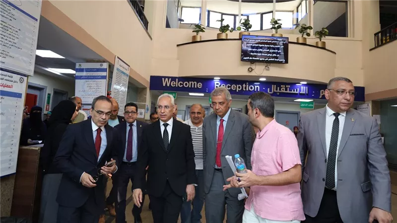 رئيس جامعة المنيا يلتقي الأطقم الطبية استعدادًا لزيارة لجان الاعتماد والرقابة 