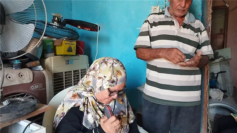 ولا أجدعها صنايعي.. الأسطى فوزية أول سيدة تعمل في صيانة الأجهزة بقنا