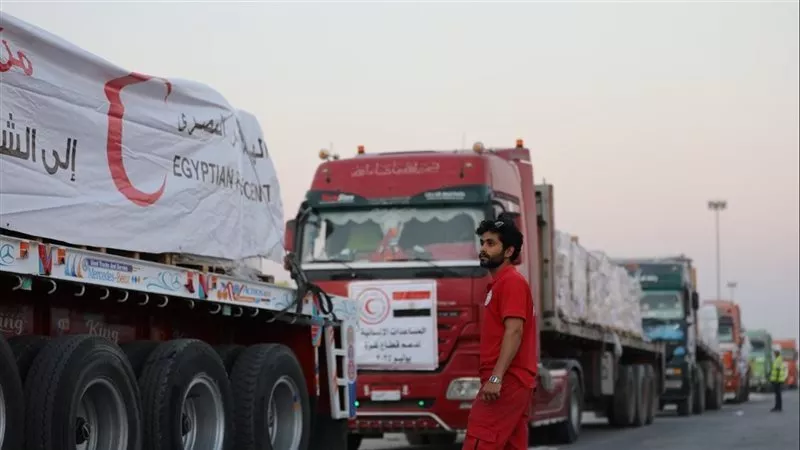 قافلة «زاد العزة» تواصل دخولها إلى غزة رغم العراقيل الإسرائيلية|فيديو 
