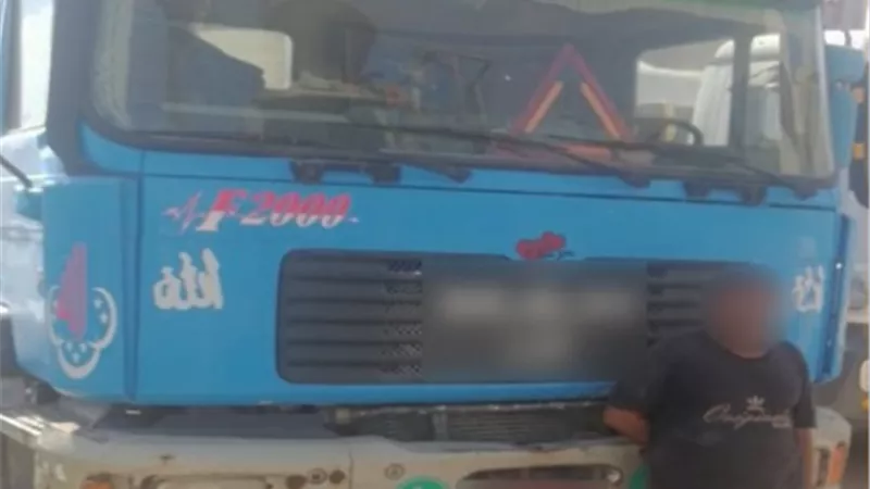 الأمن يضبط سائقًا ألقى خرسانة لتخفيف وزن السيارة في العبور