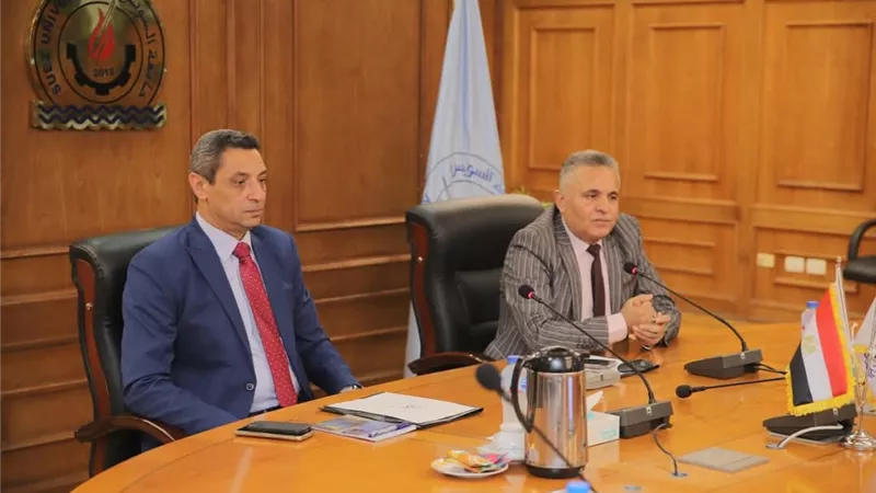 مجلس جامعة السويس يعقد اجتماعه الشهري بحضور المحافظ 