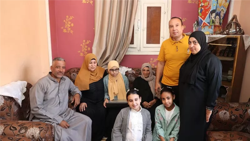 استجابة إنسانية من الحكومة.. لاب توب ناطق للأولى على الثانوية الأزهرية مكفوفين