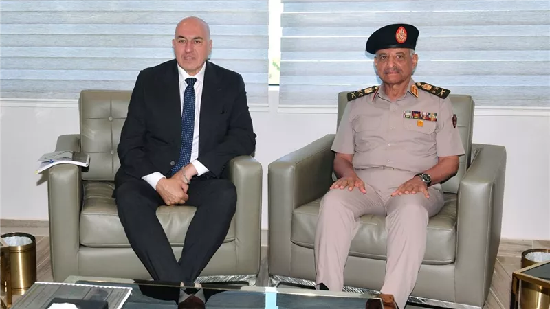 الفريق أول عبدالمجيد صقر وزير الدفاع يلتقى بوزير الدفاع الإيطالي
