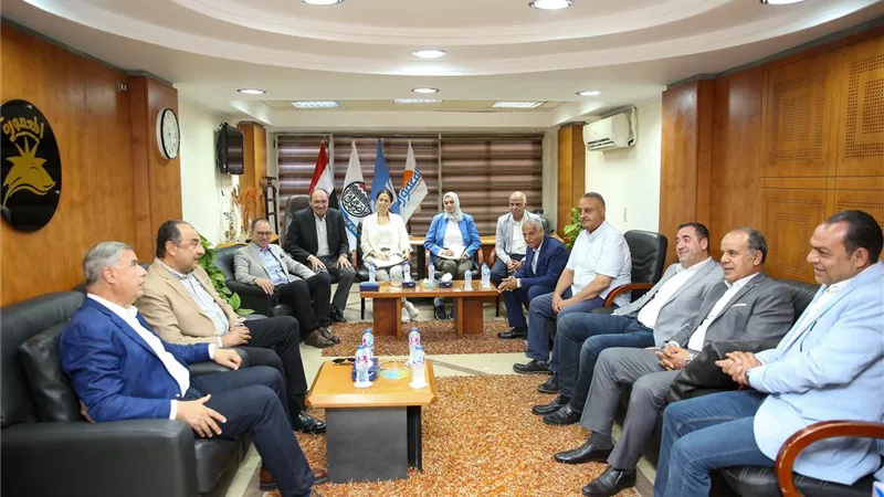 وزير قطاع الأعمال العام ومحافظ الإسكندرية يبدأن جولة تفقدية بمنطقة المعمورة 