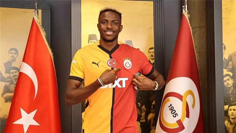 مقابل 80 مليون يورو.. فيكتور أوسيمين ينتقل رسميا إلى جالاتا سراي التركي