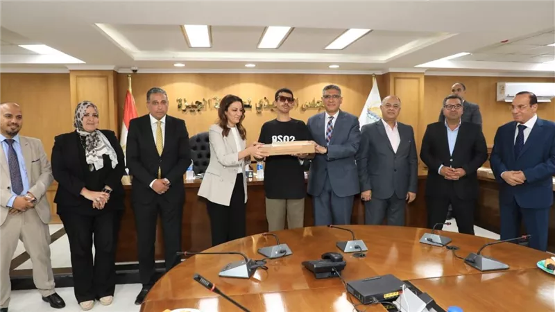 محافظ الجيزة يُكرِّم أوائل الثانوية العامة والدبلومات الفنية 