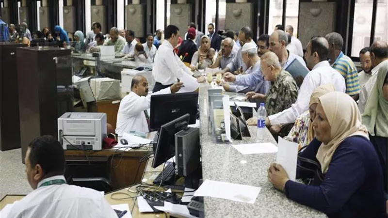 البنوك تتكلم بلغة العملاء..كيف غيرت المنتجات الجديدة علاقة المصريين بالمصارف؟
