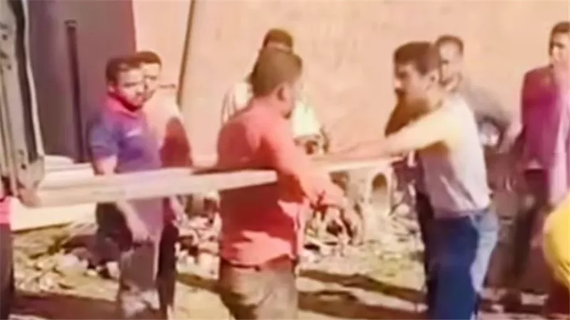 فيديو صادم.. مقاول يعتدي بالضرب والإهانة على عامل بزهراء المعادي