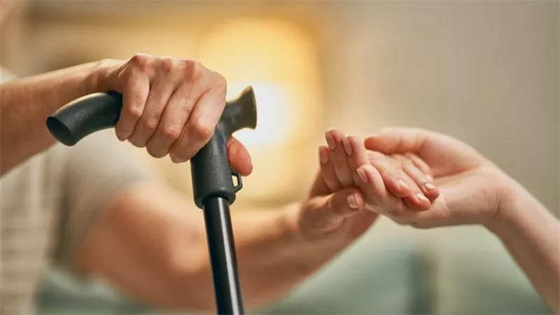 ما حكم الدم النازل على المرأة الكبيرة بعد انقطاع الحيض عنها؟ 