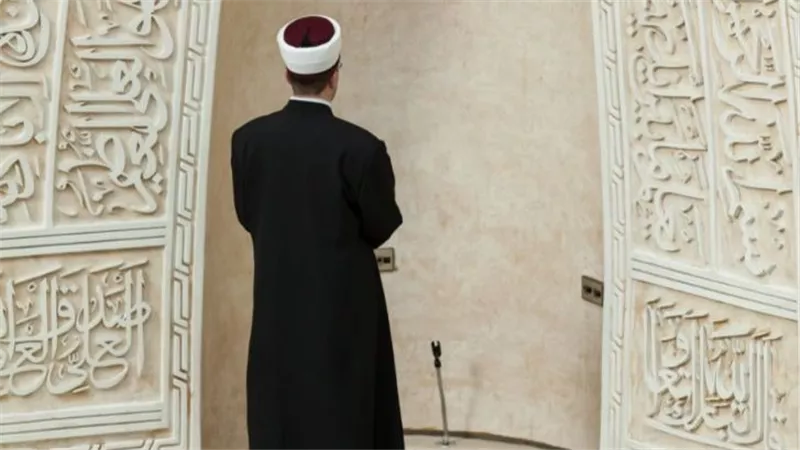 ما حكم وجود طريق فاصل بين مصلى الرجال والنساء؟.. الإفتاء توضح