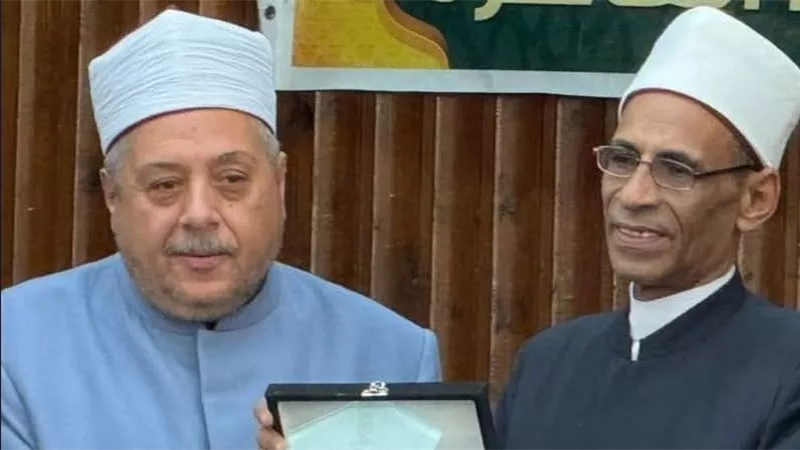 قطاع المعاهد الأزهرية يكرم الشيخ فواز عبادى رئيس الادارة المركزية لبلوغه السن