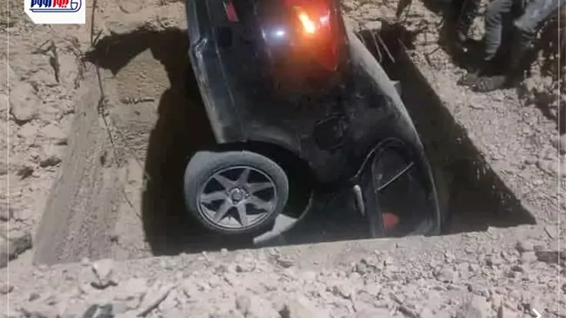 نجاة بأعجوبة.. سقوط سيارة في 