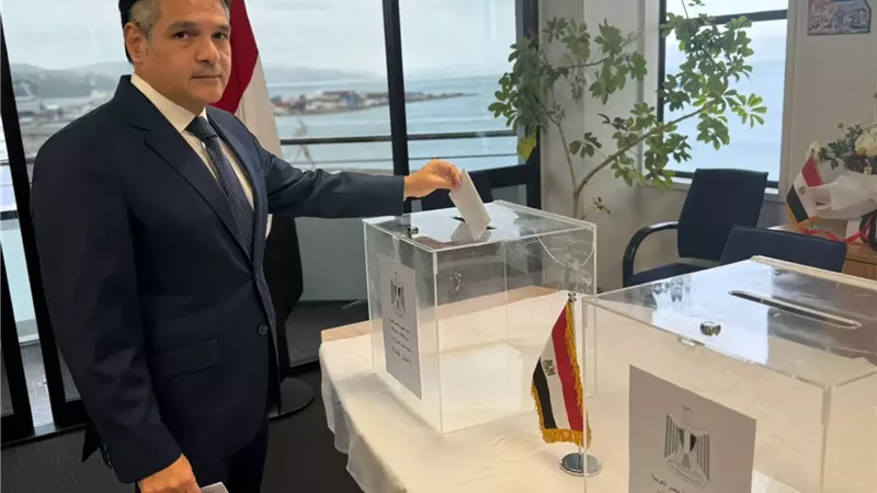 السفير جورج عازر أول المصوتين بانتخابات الشيوخ من الخارج
