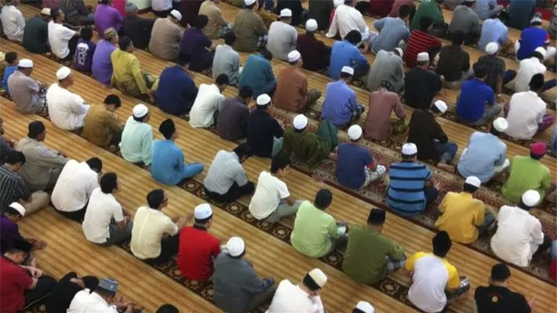 دار الإفتاء توضح حكم صلاة الجمعة والجماعة عبر البث الإذاعي والتليفزيوني