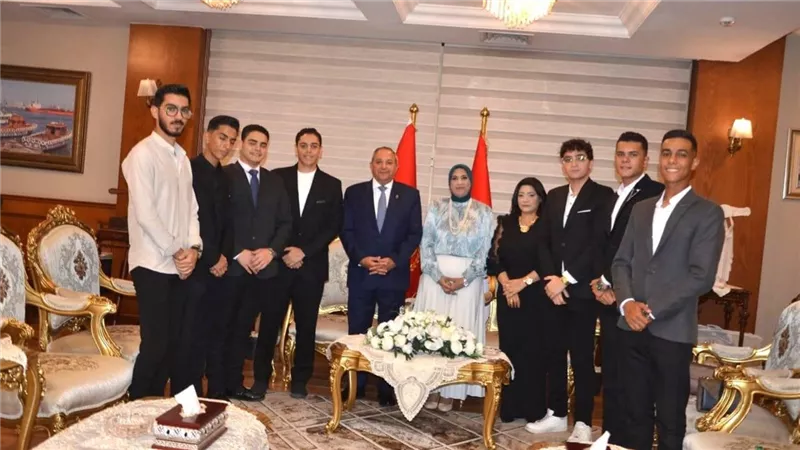 محافظ بورسعيد يستقبل منسق مبادرة بالشباب نقدر ومجموعة من شباب المبادرة