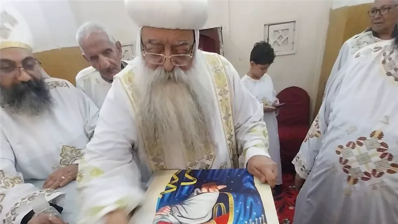 الأنبا تكلا يترأس القداس الإلهي بكاتدرائية الشهيد العظيم مارجرجس دشنا