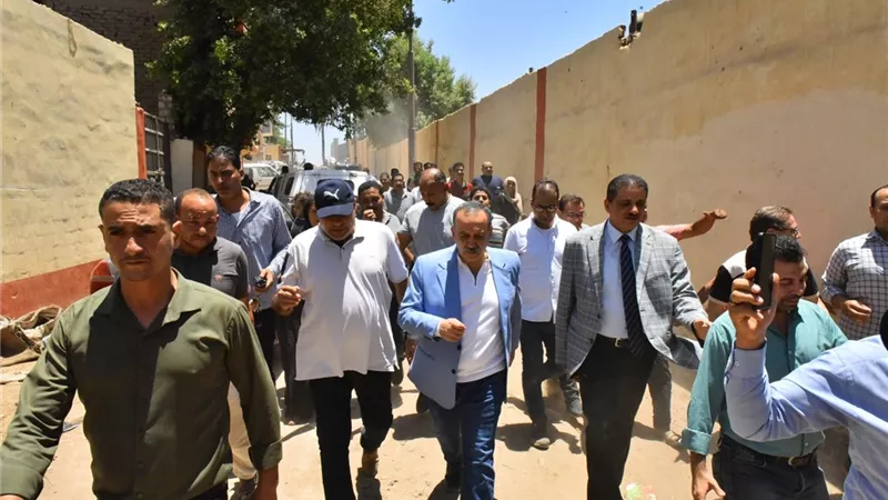 محافظ أسيوط يتابع إعادة تأهيل مساكن 
