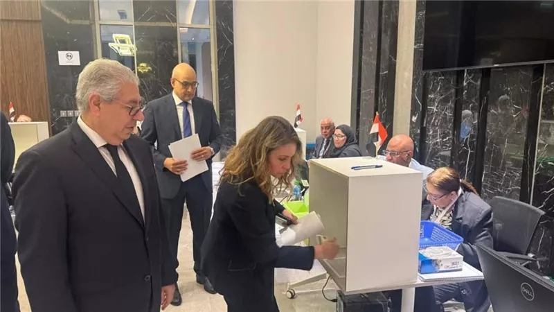 بالصور.. أبناء الجالية المصرية بالكويت يدلون بأصواتهم في انتخابات الشيوخ