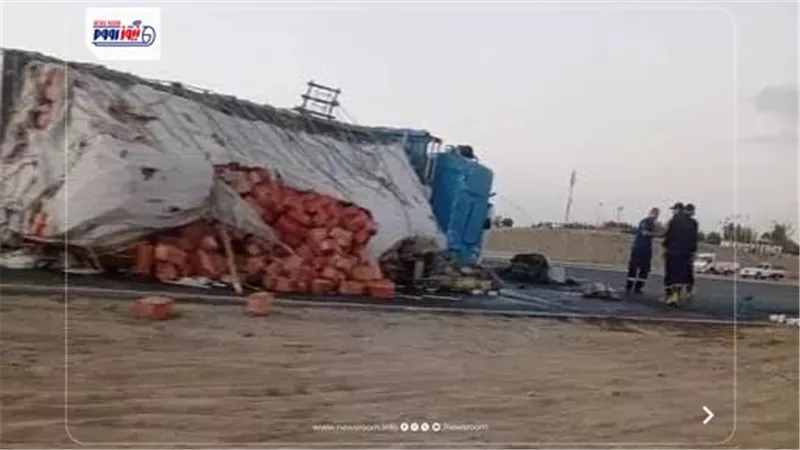 انقلاب شاحنة تحمل 10 أطنان زيت طعام بطريق أسيوط الغربي بالفيوم