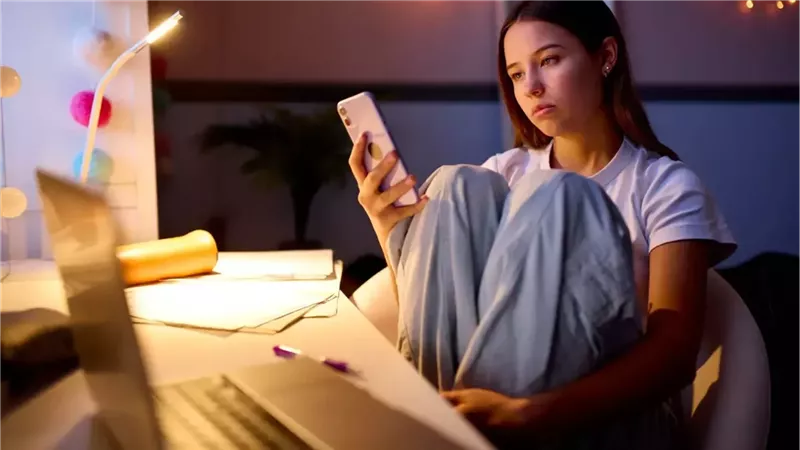 المراهقات يتجهّن لمواقع التواصل بحثًا عن نصائح صحية  