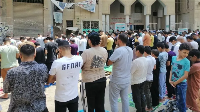 في مشهد مهيب.. أهالي القليوبية يشيعون جثمان ضحية انفجار حفل محمد رمضان