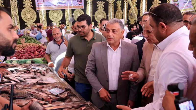 محافظ الإسماعيلية يفتتح سوق اليوم الواحد لأسماك بلدنا بالقنطرة غرب