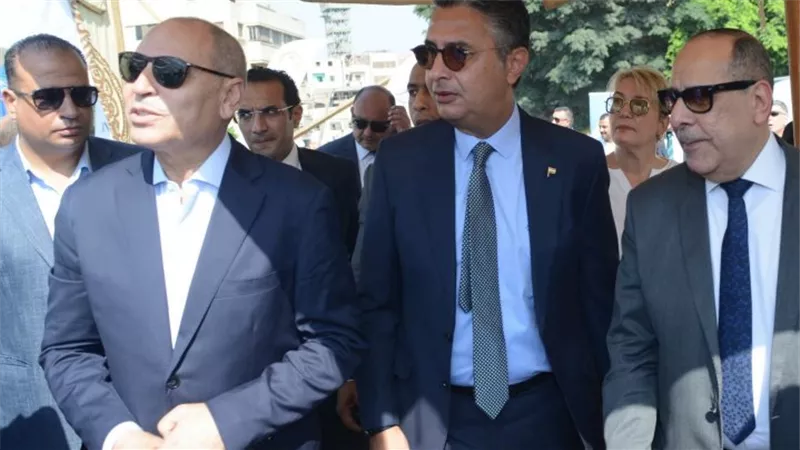 وزير التموين ومحافظ القاهرة يفتتحان سوق ”اليوم الواحد“ بمنطقة الجمالية