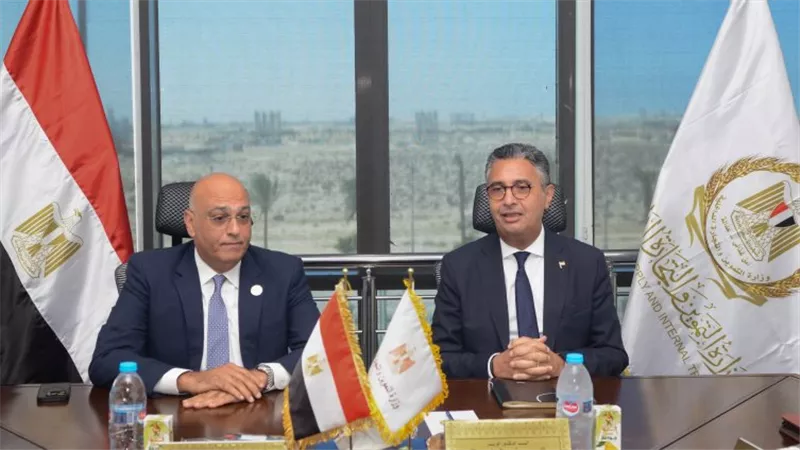 وزيرالتموين يبحث مع رئيس تنمية المشروعات سبل التعاون لتطويرمنافذ تجارة التجزئة
