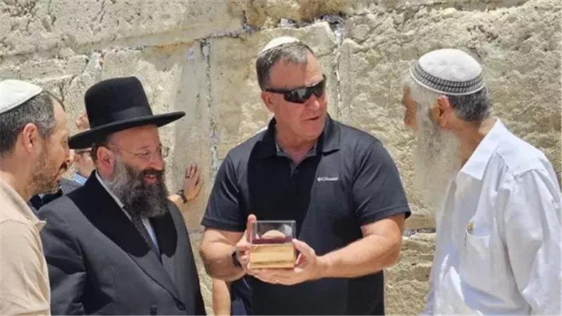 قائد القيادة المركزية الأمريكية يجري زيارة لحائط البراق بالقدس المحتلة 