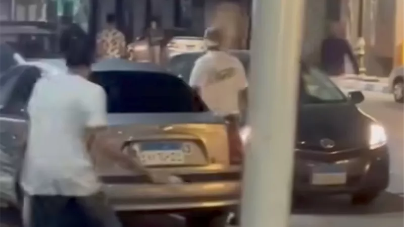 اشتباكات عنيفة بالشوم والأسلحة البيضاء في طنطا.. وتحطيم سيارات 