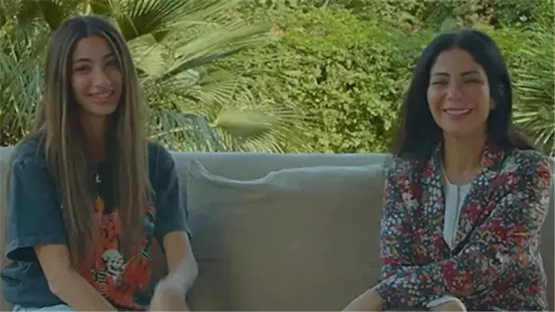 لي لي أحمد حلمي تكشف كواليس زيارتها لوالدتها منى زكي في كواليس 