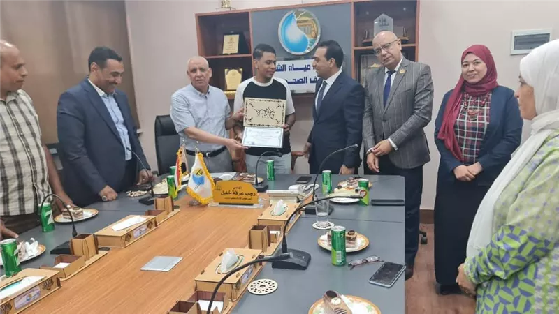 نائب محافظ قنا ورئيس شركة المياه يكرمان الأول على التعليم المظدوج بالمحافظة 