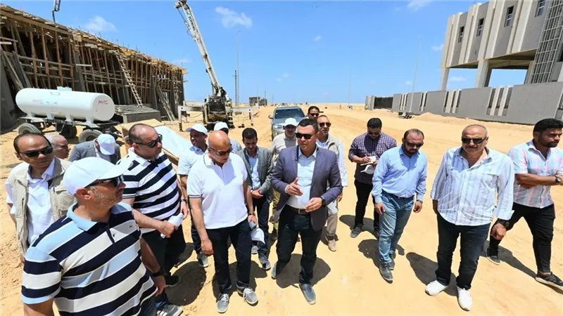 وزير الإسكان يتفقد مشروع مرافق الأراضي الصناعية وكوبري مسار القطار الكهربائي