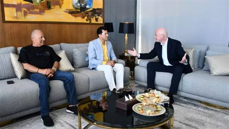 وزير الرياضة يلتقي إنفانتينو على هامش زيارته إلى القاهرة 