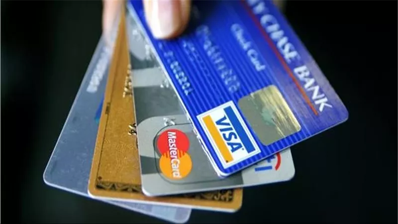 بطاقات البنوك.. ما الفرق بين الخصم والائتمان والمسبقة؟ وكيف تختار الأنسب؟