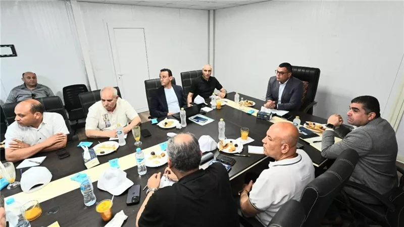 وزير الإسكان يعقد اجتماعا مع الشركات العاملة بمشروع 