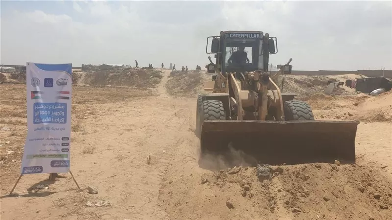 بدعم يمني.. حفر 1000 قبر لدفن شهداء الإحتلال الإسرائيلي في خان يونس