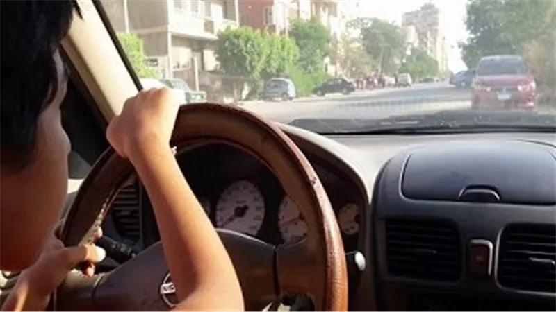 قيادة الأطفال للسيارات.. انعكاسات اجتماعية وقانونية تهدد أمن الشارع