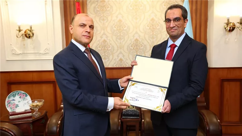 محافظ كفرالشيخ يكرم رواد الاستثمار والتنمية الصناعية تقديرًا لجهودهم المتميزة