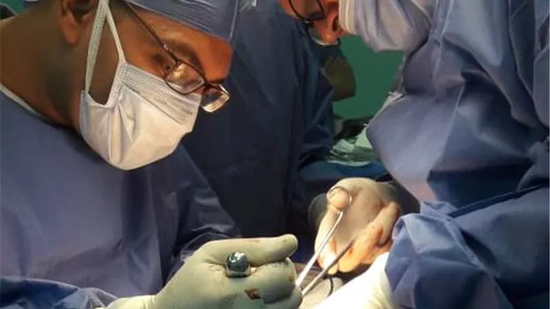 خمس ساعات بين الحياة والموت.. جراحة نادرة تنقذ مريضة من انفجار جدار البطن