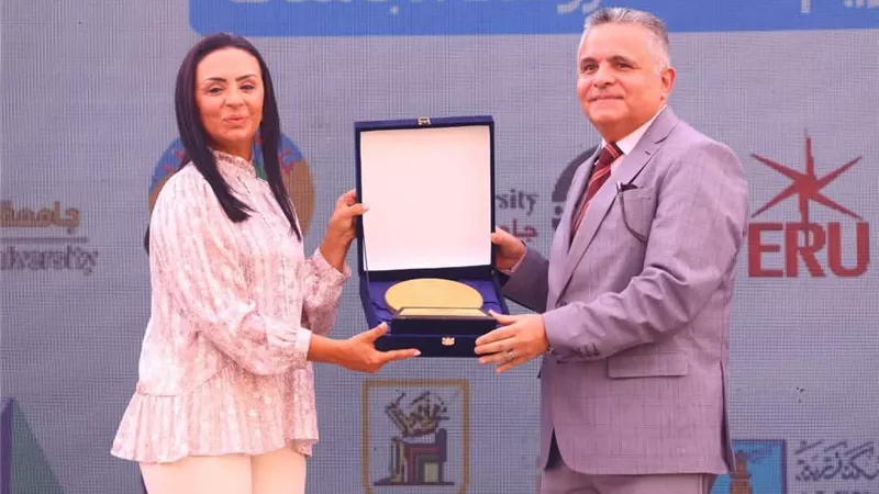 رئيس جامعة السويس يشارك في قمة Start ويتلقى تكريمًا من وزيرة التضامن