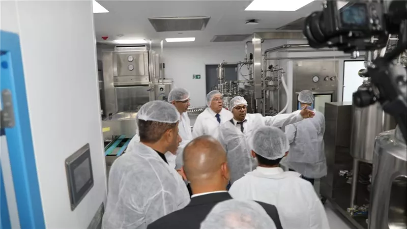 وزير الزراعة ومحافظ الشرقية يتفقدان أكبر مصنع لإنتاج اللقاحات البيطرية